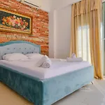 Leon Hotel *